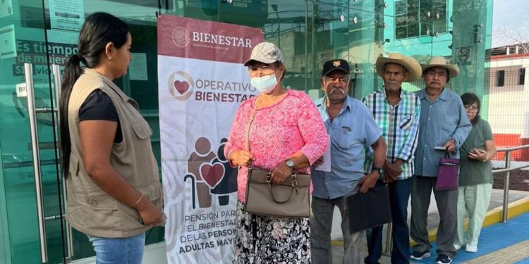 ¿Cuándo y dónde entregan tarjetas Bienestar a adultos mayores registrados en febrero?