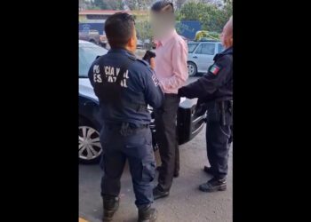 Agrede a policías viales tras ocasionar embotellamiento en el Periférico de Oaxaca