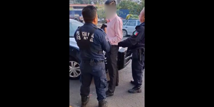 Agrede a policías viales tras ocasionar embotellamiento en el Periférico de Oaxaca