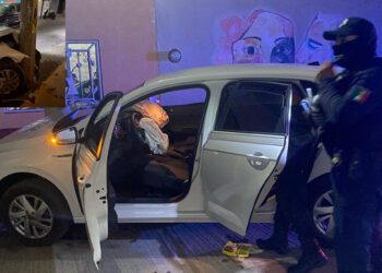 Empleado de diputado choca ebrio contra poste en Miahuatlán