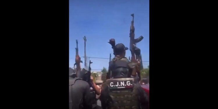 VIDEO | ¿Por qué pobladores de Huajúmbaro “celebraron” con presuntos sicarios del CJNG en Sábado de Gloria?