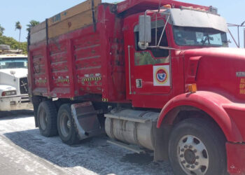 Camiones derraman fertilizante en Salina Cruz
