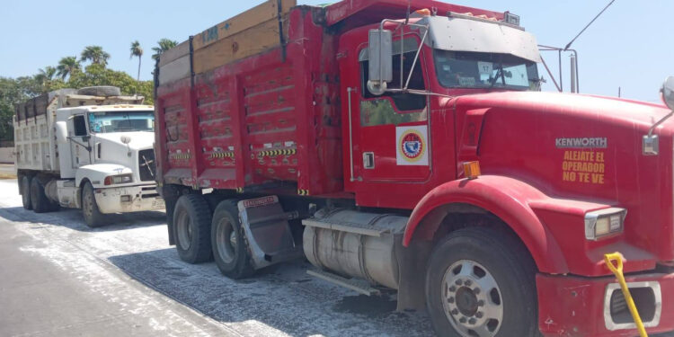 Camiones derraman fertilizante en Salina Cruz