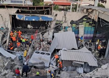 La búsqueda de sobrevivientes entre los escombros aún continúa.