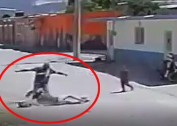 VIDEO | Despiadada golpiza propina a su ex esposa delante de su pequeño hijo en Puebla