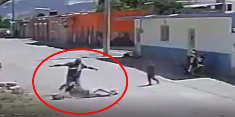 VIDEO | Despiadada golpiza propina a su ex esposa delante de su pequeño hijo en Puebla