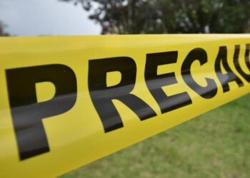 Hallan cadáver baleado y golpeado en baldío de la Juchitán