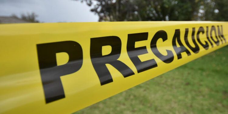 Hallan cadáver baleado y golpeado en baldío de la Juchitán