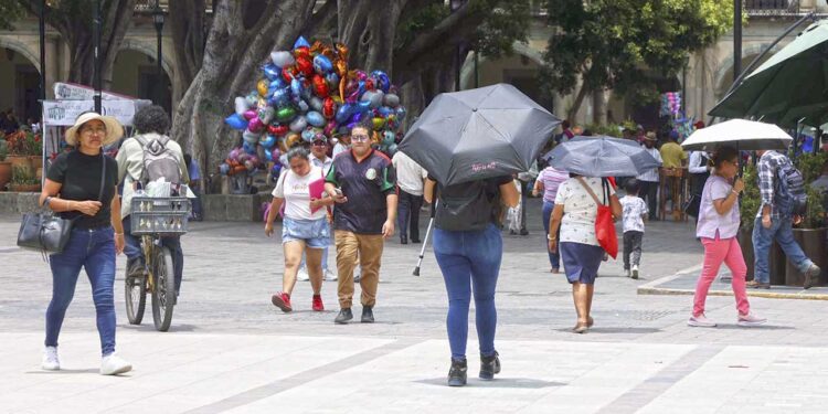Foto: Archivo El Imparcial // Se exhorta a la población a mantenerse bien hidratados, vestir ropa de manga larga de colores claros, no exponerse tiempos prolongados bajo los rayos de sol y demás.
