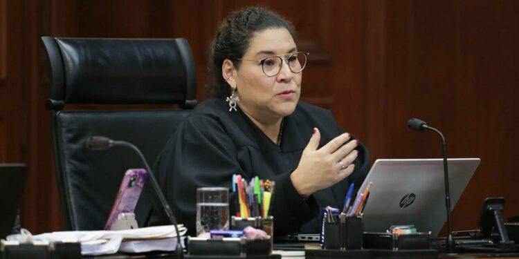 La campaña  de la ministra ha causado polémica debido a su cercanía con Morena y su parentesco con el ex jefe de Gobierno y actual director general del ISSSTE, Martí Batres.