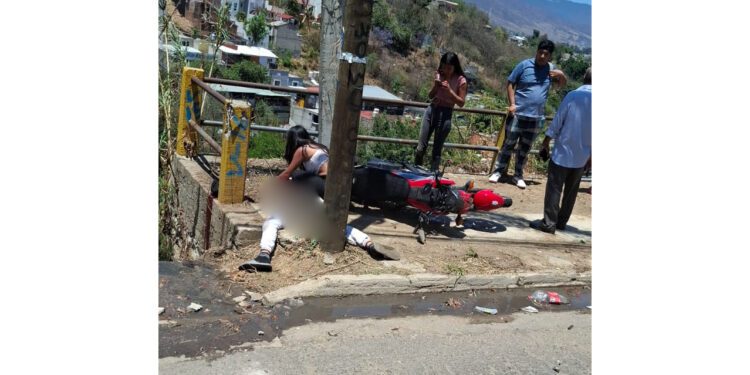 ¡Tragedia en moto! Joven pierde la vida tras brutal choque contra poste en Mártires de Río Blanco