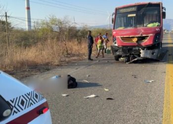 Motociclista muere tras chocar contra camión en la carretera Juchitán–La Ventosa
