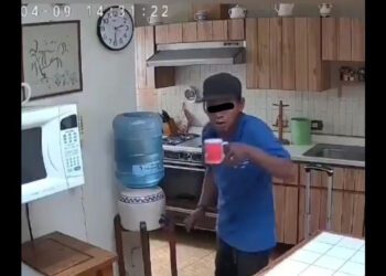VIDEO | ¡El ladrón más descarado de Puebla! Roba en una casa, desayuna tranquilo y todo queda grabado