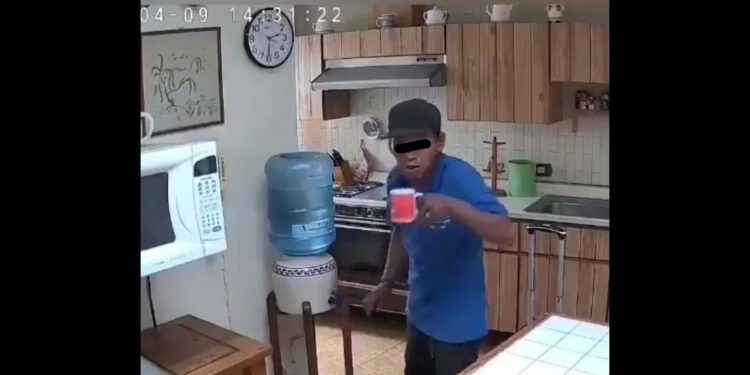 VIDEO | ¡El ladrón más descarado de Puebla! Roba en una casa, desayuna tranquilo y todo queda grabado