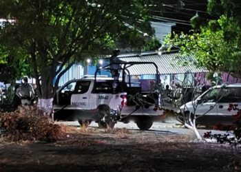 ¡Asaltan cenaduría en El Pitayal! Dos sujetos armados huyen en moto con botín