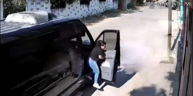 ¡Discusión en movimiento! Mujer salta de urban en marcha en San Miguel Etla