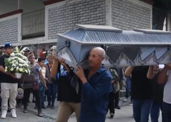 Entre lágrimas y flores, sepultan a las seis víctimas del pozo en Tezoatlán: la Mixteca llora su pérdida