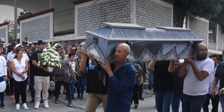 Entre lágrimas y flores, sepultan a las seis víctimas del pozo en Tezoatlán: la Mixteca llora su pérdida