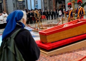 Sor Genevieve se saltó el protocolo para rezar junto al féretro del Papa Francisco a quien conoció como un amigo.