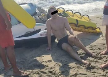 ¡Dramático rescate en Zicatela! Salvavidas salvan a turista extranjero arrastrado por fuerte corriente