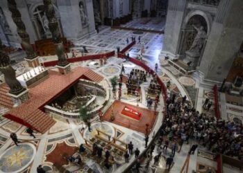 El viernes cierran el féretro del Papa; miles acuden a despedirlo