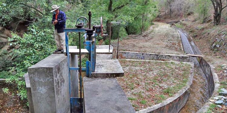 Foto: Archivo El Imparcial // Asamblea ciudadana de San Agustín Etla acuerda reabrir las compuertas y válvulas del manantial que surte de agua a la ciudad de Oaxaca.