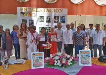 Fotos: Lisbeth Mejía Reyes // La familia del artesano junto al director del MEAPO y el del Instituto de Intercambios Culturales.