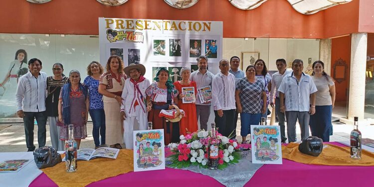Fotos: Lisbeth Mejía Reyes // La familia del artesano junto al director del MEAPO y el del Instituto de Intercambios Culturales.
