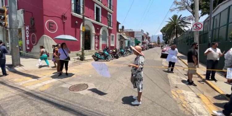 Foto: cortesía // Habitantes del Barrio de Xochimilco se manifestaron este lunes para exigir el servicio de energía eléctrica.