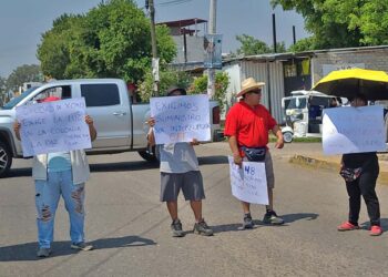 Foto: cortesía // Protesta de colonos de Xoxocotlán por falta de luz.