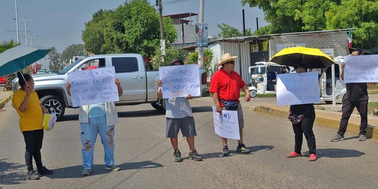 Foto: cortesía // Protesta de colonos de Xoxocotlán por falta de luz.