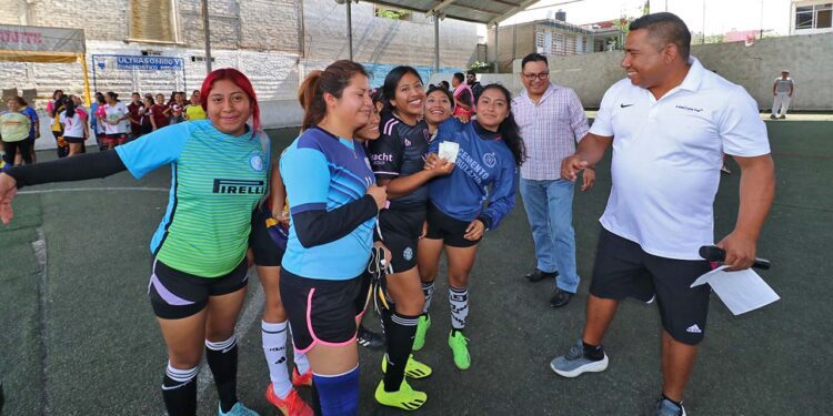 Fotos: Leobardo García Reyes // Con buena respuesta se llevó a cabo el torneo del Día de la Madre.
