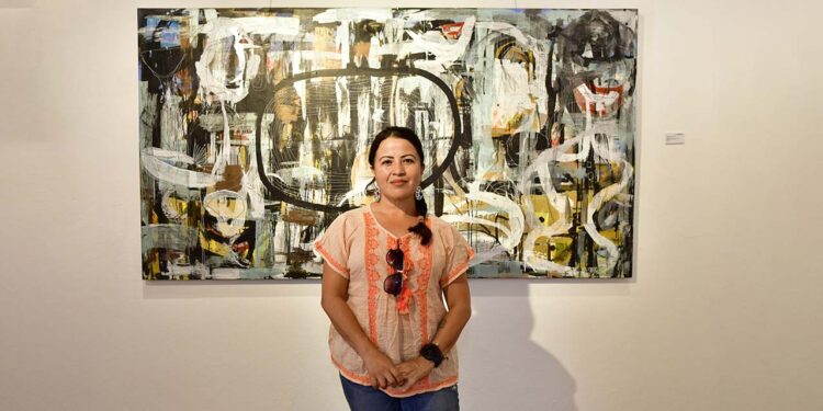 Fotos: Rubén Morales // Con 20 años de trayectoria, Alejandra Villegas también muestra obras en collage.