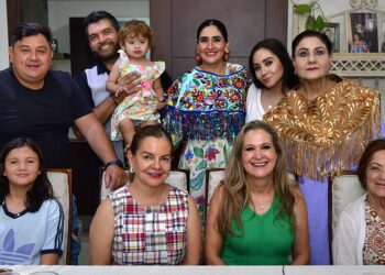 Fotos: Rubén Morales// Contenta, Adriana Pérez Escobedo, celebró su cumpleaños acompañada de familiares y de amigas en su hogar.