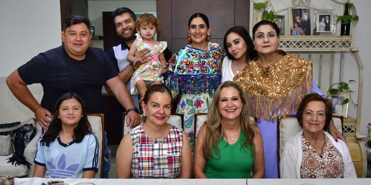 Fotos: Rubén Morales// Contenta, Adriana Pérez Escobedo, celebró su cumpleaños acompañada de familiares y de amigas en su hogar.