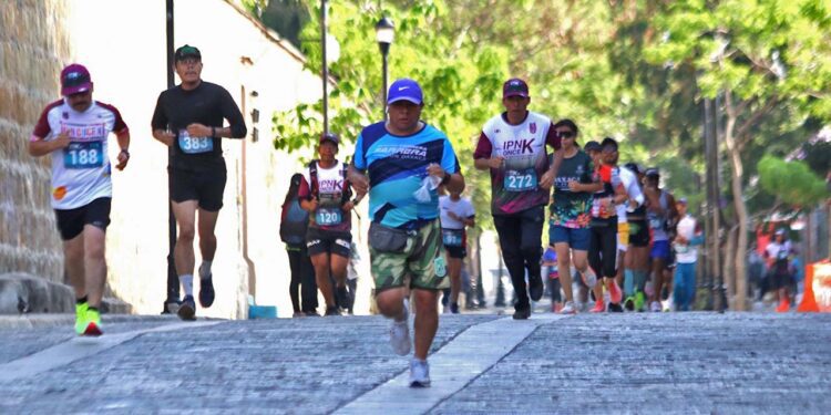 Fotos: Leobardo García Reyes // La carrera IPNOCEK 2025 tuvo buena asistencia.