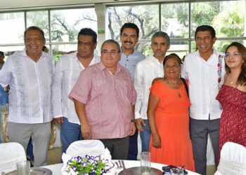 Foto: Rubén Morales // El gobernador Salomón Jara reconoció la labor de los voceadores, cuyo trabajo constante es esencial para garantizar el acceso a la información.