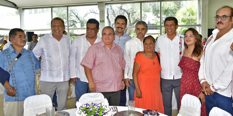 Foto: Rubén Morales // El gobernador Salomón Jara reconoció la labor de los voceadores, cuyo trabajo constante es esencial para garantizar el acceso a la información.