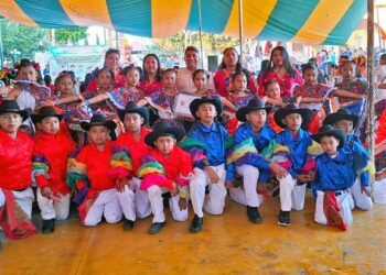 Estudiantes de la Escuela Primaria -Benito Juárez de San Miguel Yogovana presentaron bailes folclóricos.