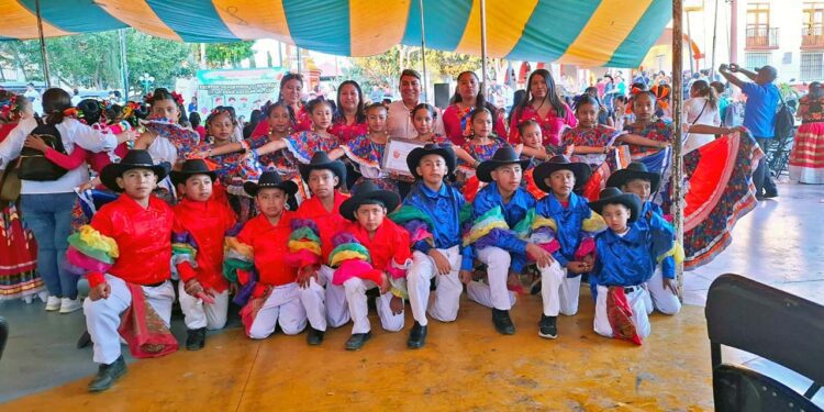 Estudiantes de la Escuela Primaria -Benito Juárez de San Miguel Yogovana presentaron bailes folclóricos.