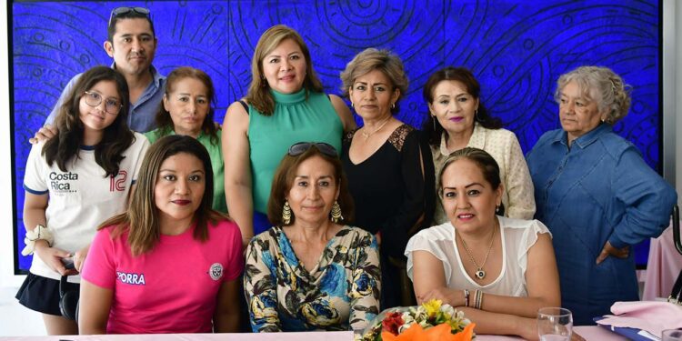 Foto: Rubén Morales // Estuvo rodeada de su familia que le deseó lo mejor.