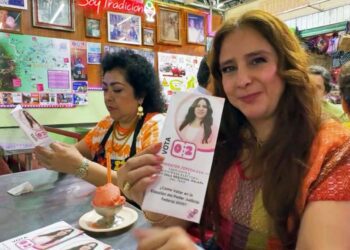 Eva Barrientos Zepeda convivió con la ciudadanía mientras entregaba volantes.