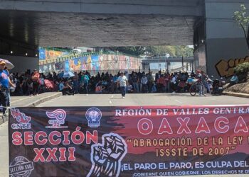 La Sección 22 del magisterio oaxaqueño participaron en el bloqueo en la Estela de Luz y la Avenida Chapultepec.
