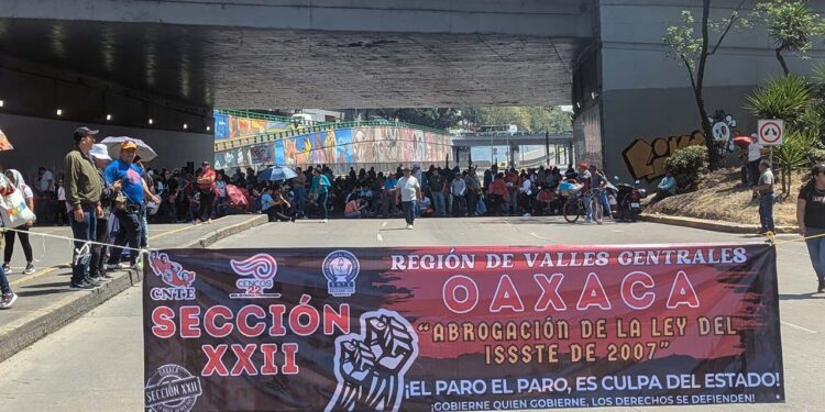 La Sección 22 del magisterio oaxaqueño participaron en el bloqueo en la Estela de Luz y la Avenida Chapultepec.