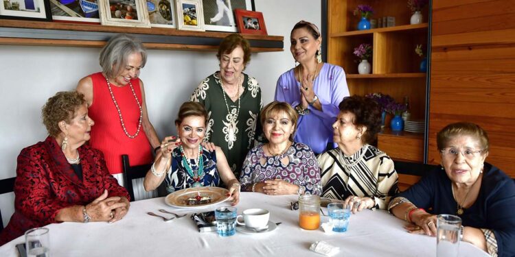 Fotos: Rubén Morales // La festejada agradeció a sus amigas su presencia y su cariño este día tan especial.