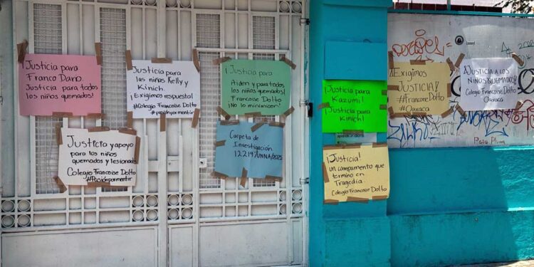 Foto: Álvaro López // Las y los padres de familia exigen justicia y que los directivos se responsabilicen de todos los gastos médicos.