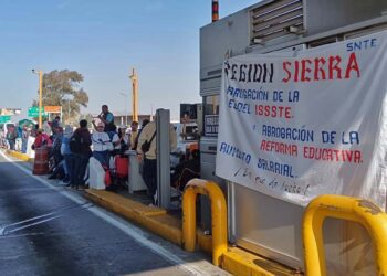 Foto: cortesía // Las y los trabajadores de la educación se posicionaron en las casetas de peaje.