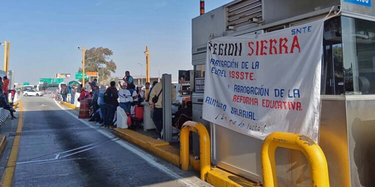 Foto: cortesía // Las y los trabajadores de la educación se posicionaron en las casetas de peaje.