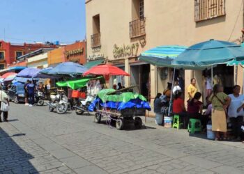 Foto: archivo // Los servidores públicos sufren agresiones al intentar retirar a individuos o grupos que carecen de permisos para el comercio en la vía pública.