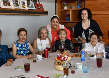 Fotos: Rubén Morales // María José Casasnovas, visiblemente emocionada, disfrutó de cada momento junto a sus queridas amigas.
